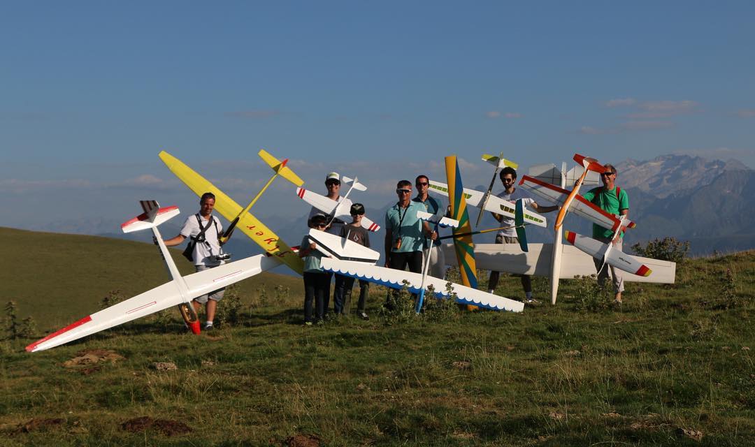 For my last day in the Pyrenees, my friend Stéphane Combet organized an amazing meet-up of French glider aerobatics pilots. An amazing collection of rare and one-of-a-kind gliders were flown – it was the stuff dreams are made of.