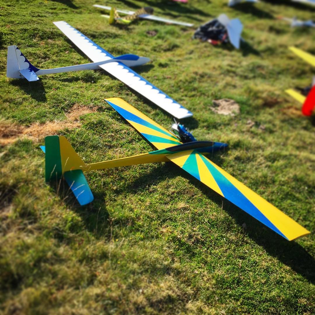 This might have been the first time these two glider designs have been photographed together. Excalibur and Troll… both children of the legendary Quartz by François Cahour.