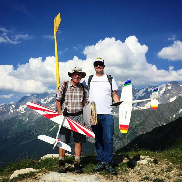 Flying slope aerobatics in the French Alps with François Cahour, one of the sport’s godfathers. Top!