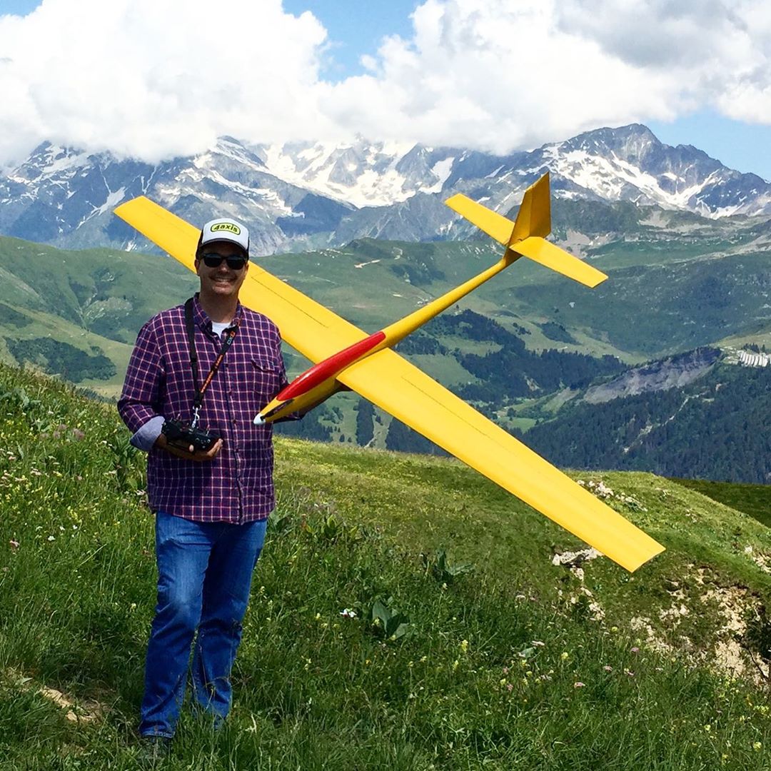 Thanks to my friend, François Cahour, I am now the proud owner of a brand new Quartz aerobatics glider. I’m so hyped! It flies awesome.